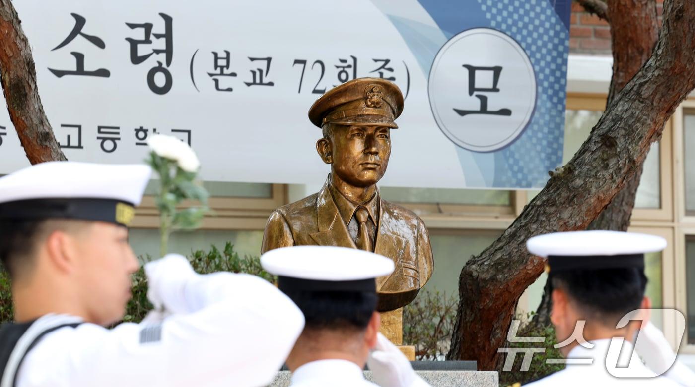 28일 인천 연수구 송도고등학교에서 열린 고 윤영하 소령 22주기 추모식 및 명예도로 지정 기념식에서 해군사관학교 50기 동기들이 헌화하고 있다. 2024.6.28/뉴스1 ⓒ News1 김명섭 기자