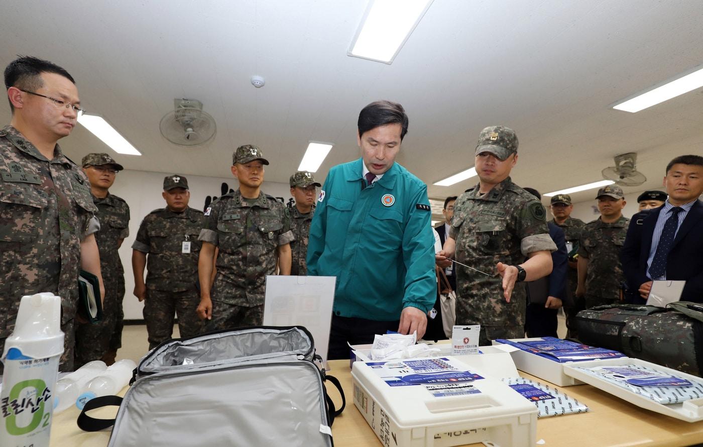 김선호 국방부 차관&#40;가운데&#41;이 28일 오후 육군 제55보병사단을 방문해 온열질환 환자 응급처치 장비의 준비상태를 확인하고 있다.&#40;국방부 제공&#41;