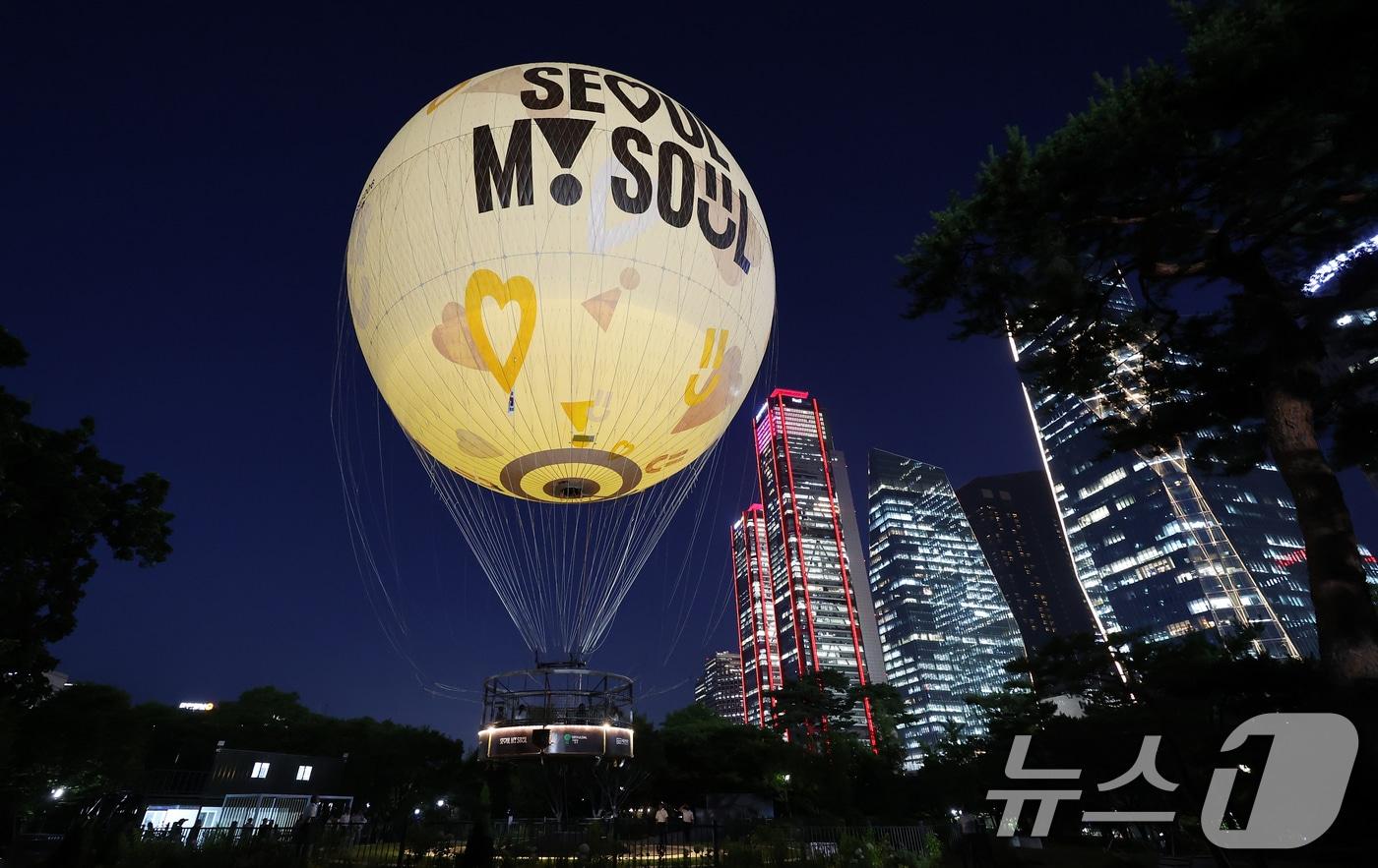 28일 오후 서울 영등포구 여의도공원 상공에 보름달 모양의 계류식 기구 &#39;서울달&#39;이 시험 비행을 하고 있다. 2024.6.28/뉴스1 ⓒ News1 김진환 기자