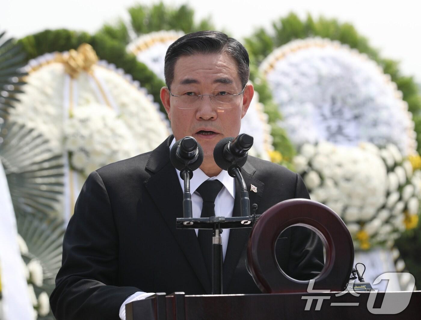 신원식 국방부 장관이 29일 경기 평택시 해군 제2함대사령부에서 열린 &#39;제2연평해전 승전 22주년 기념식&#39;에서 기념사를 하고 있다. 2024.6.29/뉴스1 ⓒ News1 김영운 기자