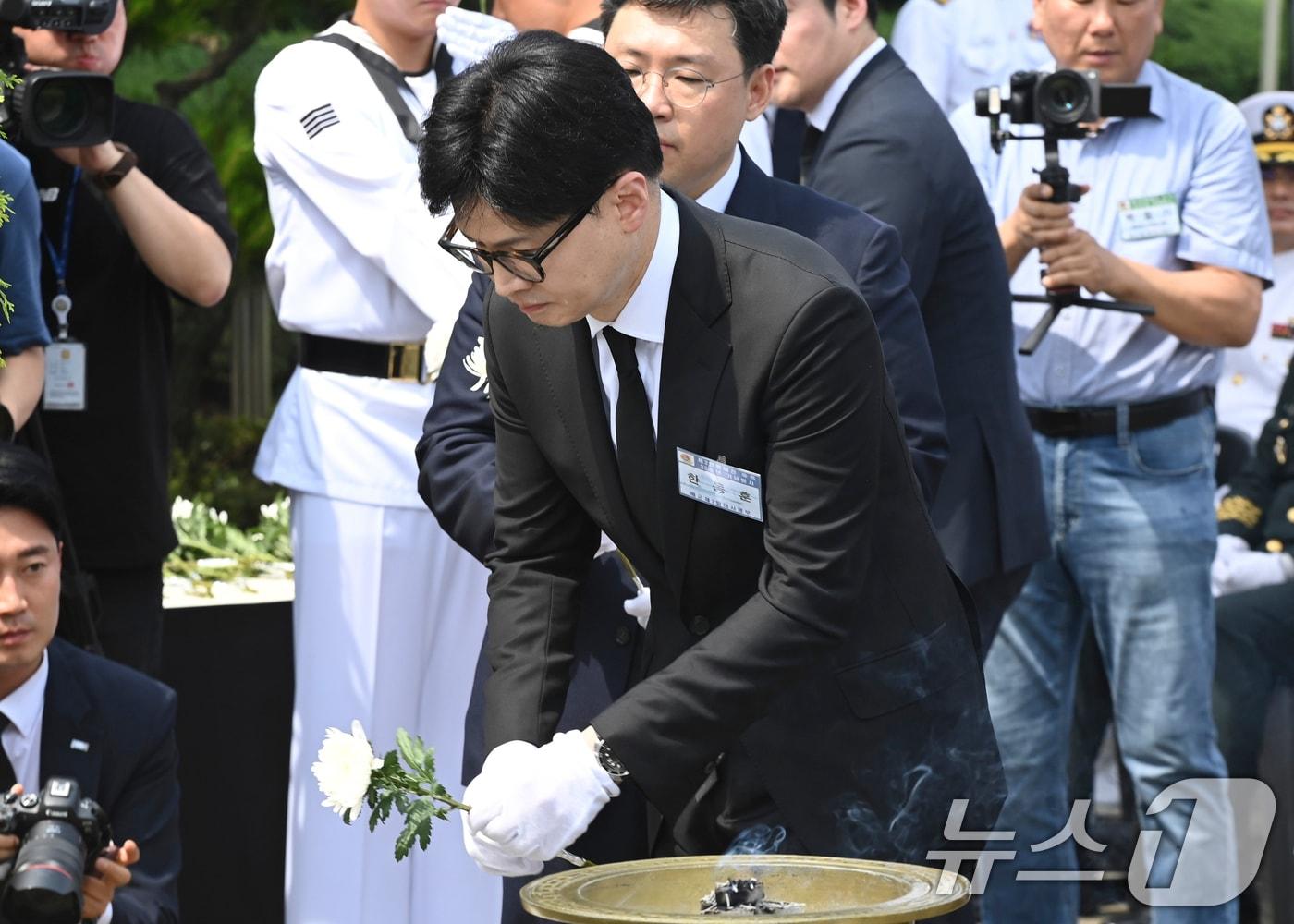 국민의힘 당권주자인 한동훈 전 비상대책위원장이 29일 경기 평택시 해군 제2함대사령부에서 열린 &#39;제2연평해전 승전 22주년 기념식&#39;에서 헌화를 하고 있다. &#40;공동취재&#41; 2024.6.29/뉴스1 ⓒ News1 김영운 기자