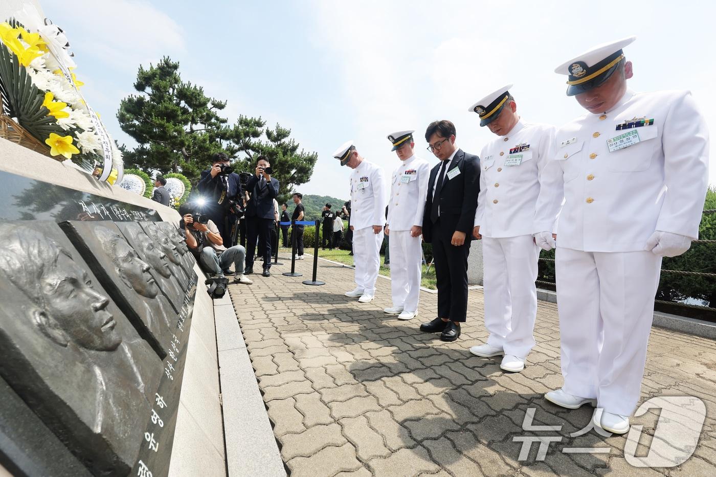 29일 경기 평택시 해군 제2함대사령부에서 열린 &#39;제2연평해전 승전 22주년 기념식&#39;에서 참전장병들이 해전 영웅들의 얼굴 부조상을 향해 묵념을 하고 있다. &#40;공동취재&#41; 2024.6.29/뉴스1 ⓒ News1 김영운 기자