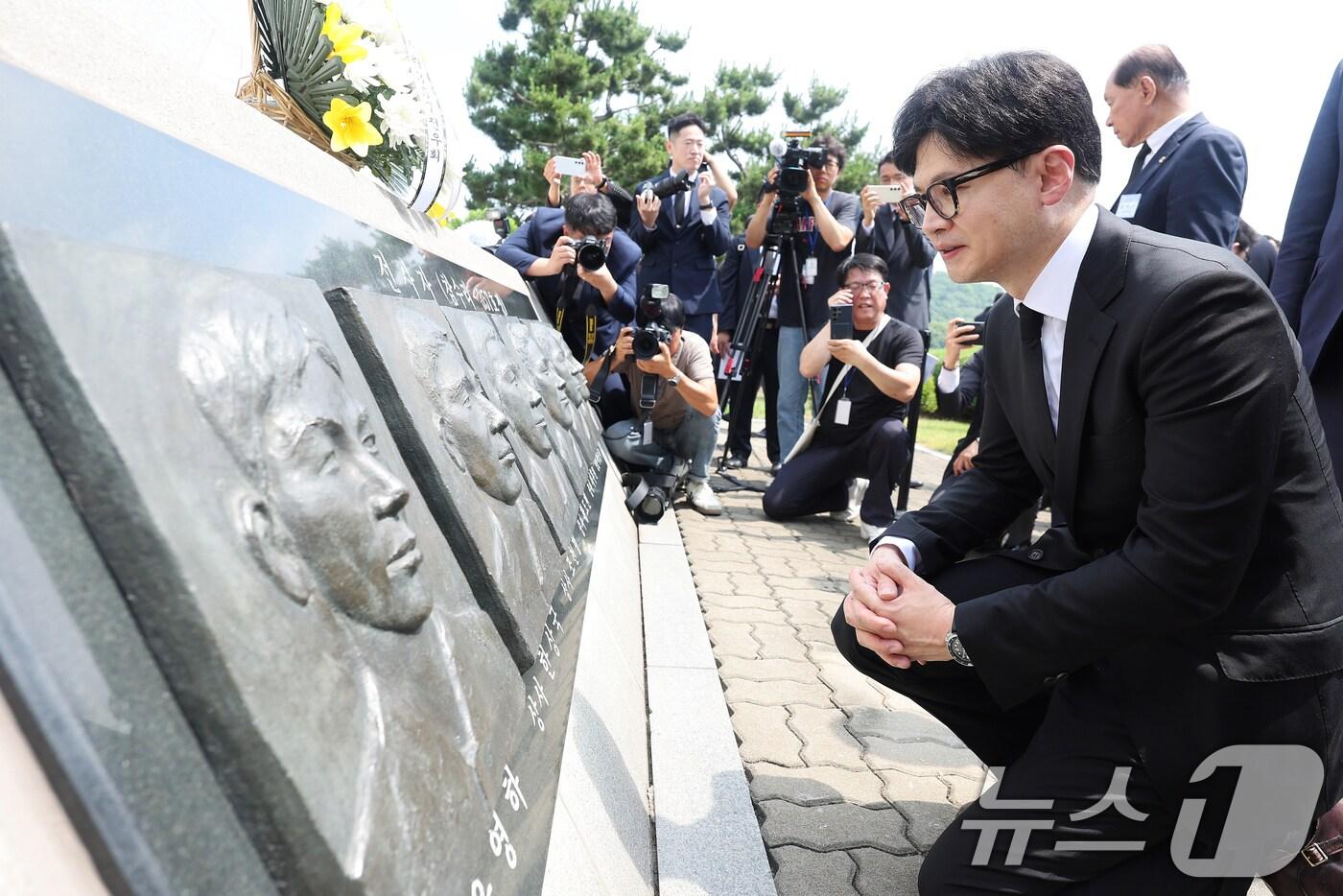 국민의힘 당권주자인 한동훈 전 비상대책위원장이 지난 29일 경기 평택시 해군 제2함대사령부에서 열린 &#39;제2연평해전 승전 22주년 기념식&#39;에서 해전 영웅들의 얼굴 부조상을 바라보고 있다. &#40;공동취재&#41; 2024.6.29/뉴스1 ⓒ News1 김영운 기자