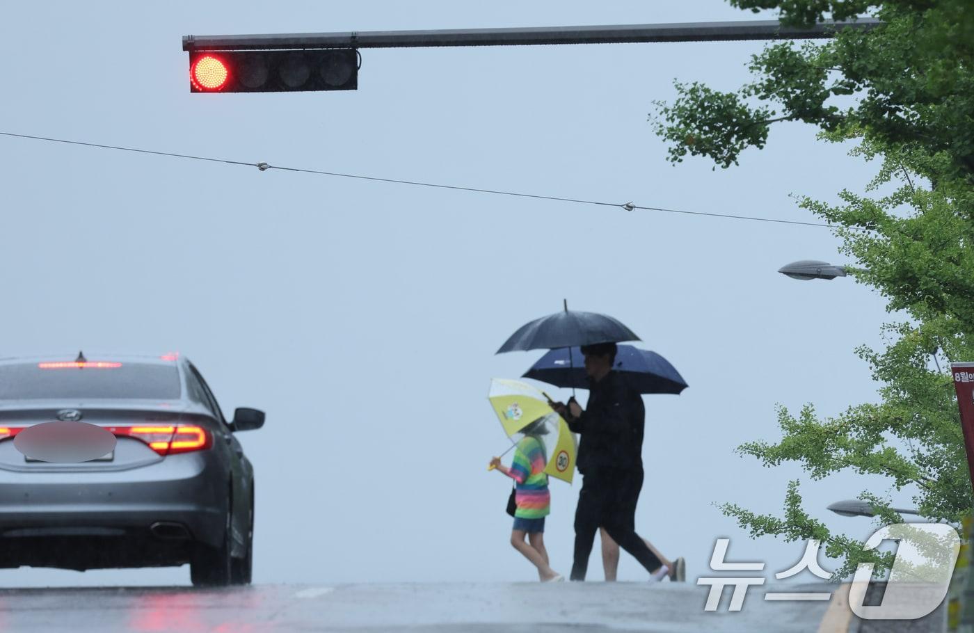 시민들이 빗속에 조심스럽게 걷고 있다. &#40;사진은 기사 내용과 무관함&#41; / 뉴스1 ⓒ News1