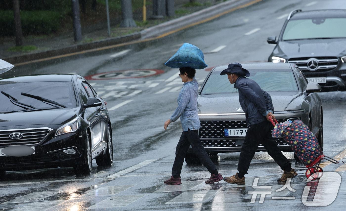 29일 광주와 전남 일부지역에 호우주의보가 발효 중인가운데 광주 서구 화정동 한 거리에서 시민들이 빗속에 조심스럽게 걷고 있다. 2024.6.29/뉴스1 ⓒ News1 김태성 기자