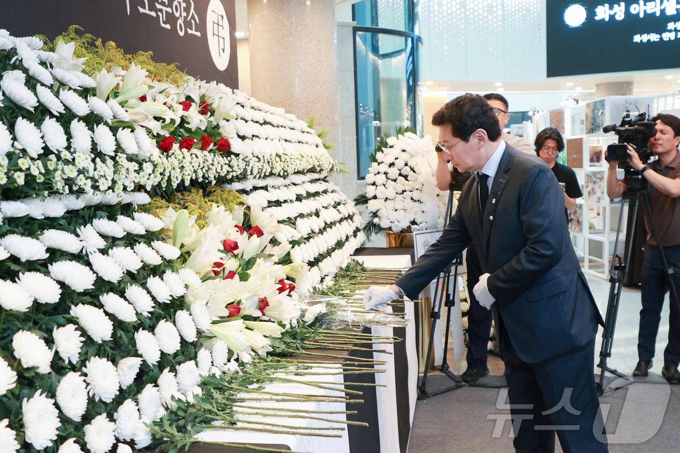 이상일 용인시장이 29일 화성시청에 마련된 아리셀 화재 추모 분향소에서 헌화를 하며 애도를 표하고 있다.&#40;용인시 제공&#41;