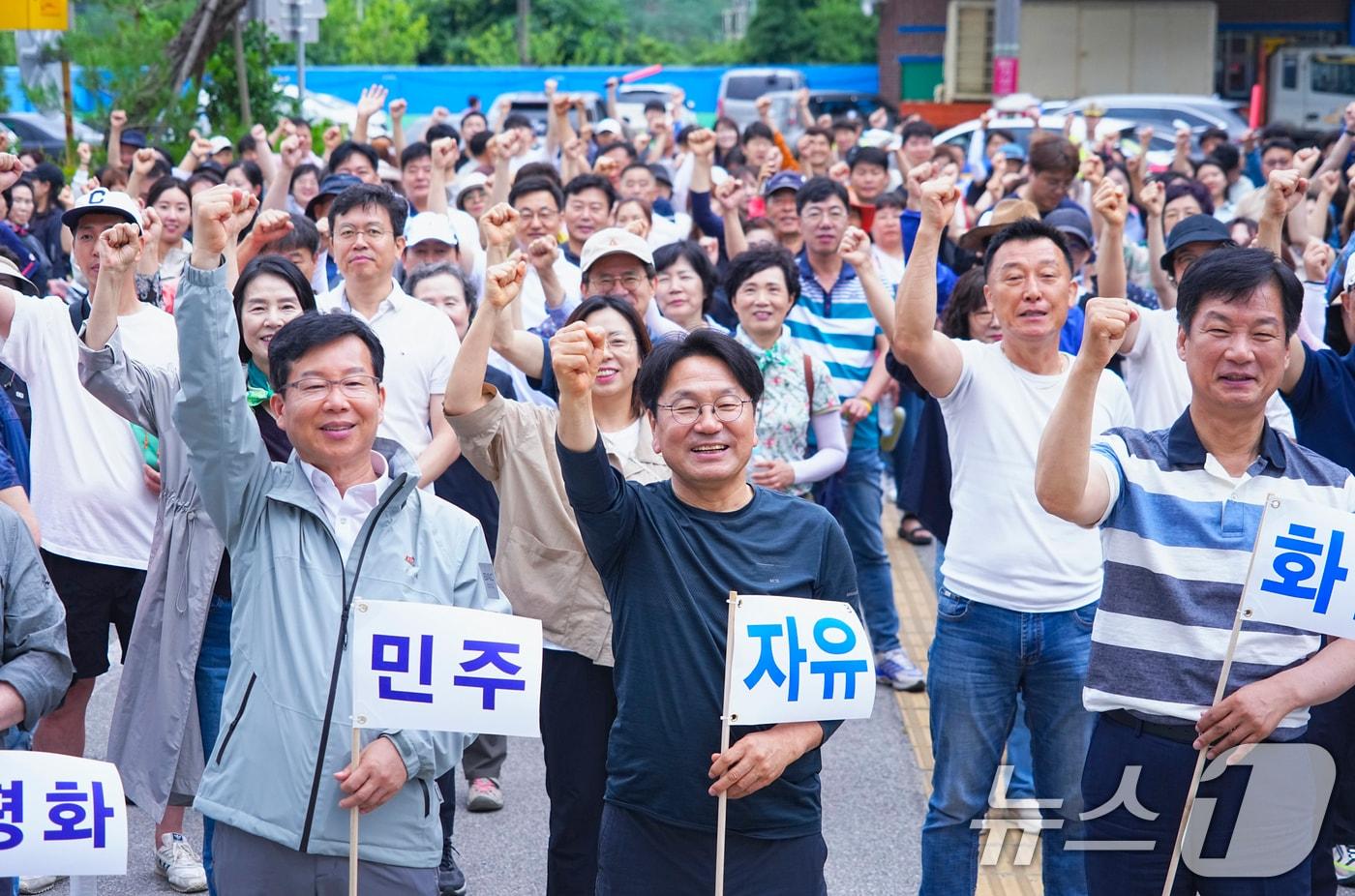 강기정 광주시장이 29일 오전 광산구 임곡동 행정복지센터에서 열린 &#39;윤상원길을 걷다, 민주주의을 품다&#39; 걷기 행사에서 박병규 광산구청장, 정무창 광주시의회 의장 등 시민들과 구호를 외치고 있다. &#40;광주시 제공&#41; 2024.6.29/뉴스1 