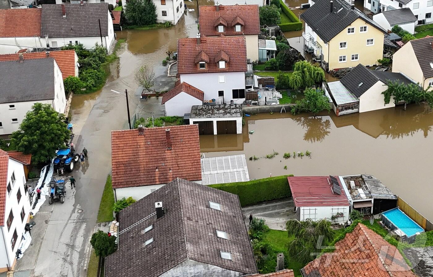 독일 남부 바이에른주의 잉골슈타트의 한 주택가가 2일&#40;현지시간&#41; 폭우로 인해 물에 잠겨 있다. 2024.6.2 ⓒ 로이터=뉴스1 ⓒ News1 강민경 기자