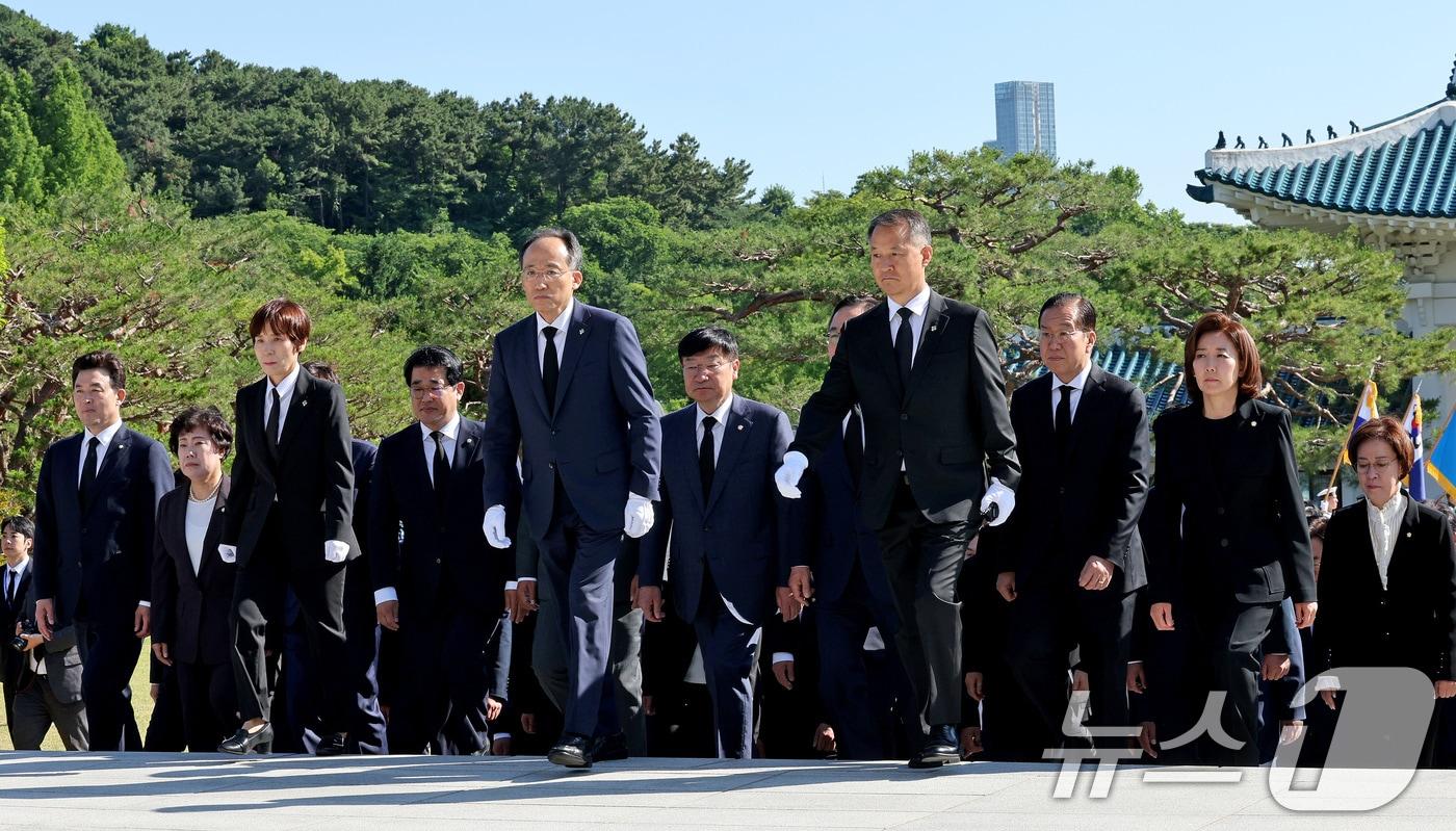 추경호 국민의힘 원내대표 등 국민의힘 제22대 국회의원들이 3일 오전 서울 동작구 국립서울현충원에서 참배하기 위해 현충탑으로 이동하고 있다. 2024.6.3/뉴스1 ⓒ News1 장수영 기자