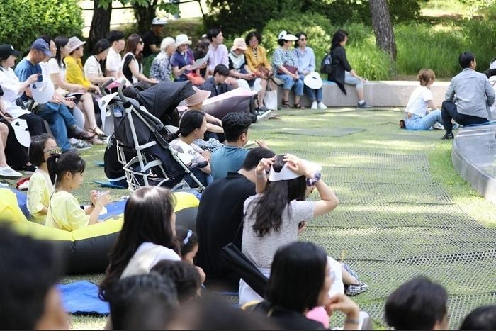 청와대 소정원에서 2024 문화가 있는 날 &#39;청춘마이크&#39; 공연을 보고 있는 관람객들 / 사진=문화체육관광부 제공