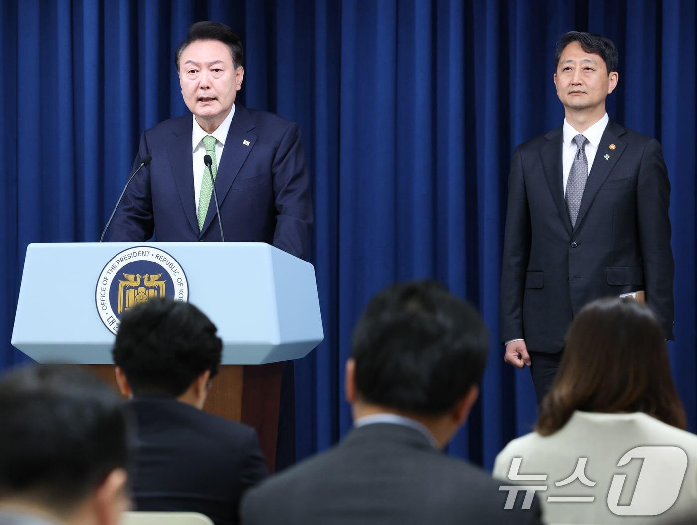 윤석열 대통령이 3일 용산 대통령실 청사에서 열린 첫 국정브리핑에서 &#34;포항 영일만 앞바다에서 막대한 양의 석유와 가스가 매장돼 있을 가능성이 높다는 물리탐사 결과가 나왔다＂고 발표하고 있다. 2024.6.3/뉴스1 ⓒ News1 송원영 기자