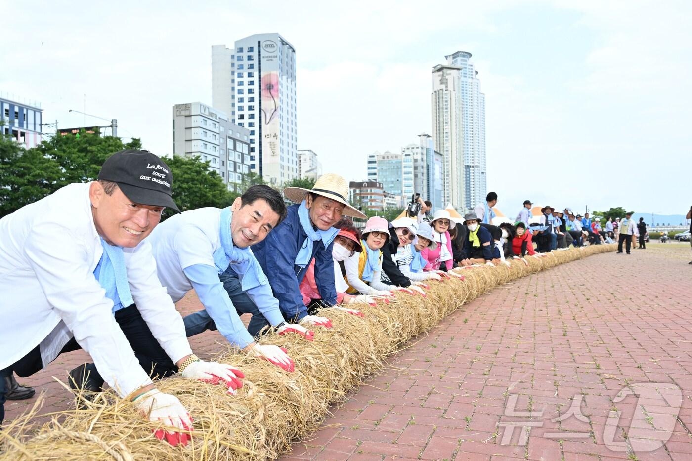 울산 중구는 지난 1일 울산태화강변 일원에서 오는 2024울산태화강마두희축제에 쓰일 마두희 몸통 줄 제작을 진행했다.&#40;울산중구청제공&#41;