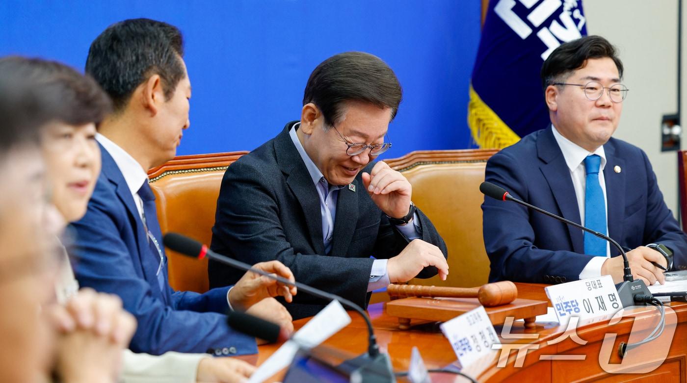 이재명 더불어민주당 대표가 3일 오전 서울 여의도 국회에서 열린 최고위원회의에 참석해 서영교 최고위원의 발언을 듣고 웃음을 감추지 못하고 있다. 2024.6.3/뉴스1 ⓒ News1 안은나 기자