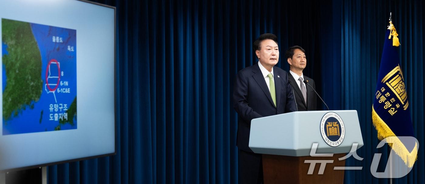 윤석열 대통령이 3일 오전 서울 용산 대통령실 청사 브리핑실에서 열린 국정브리핑에서 석유·가스 매장과 관련해 설명하고 있다. &#40;대통령실 제공&#41; 2024.6.3/뉴스1 ⓒ News1 송원영 기자