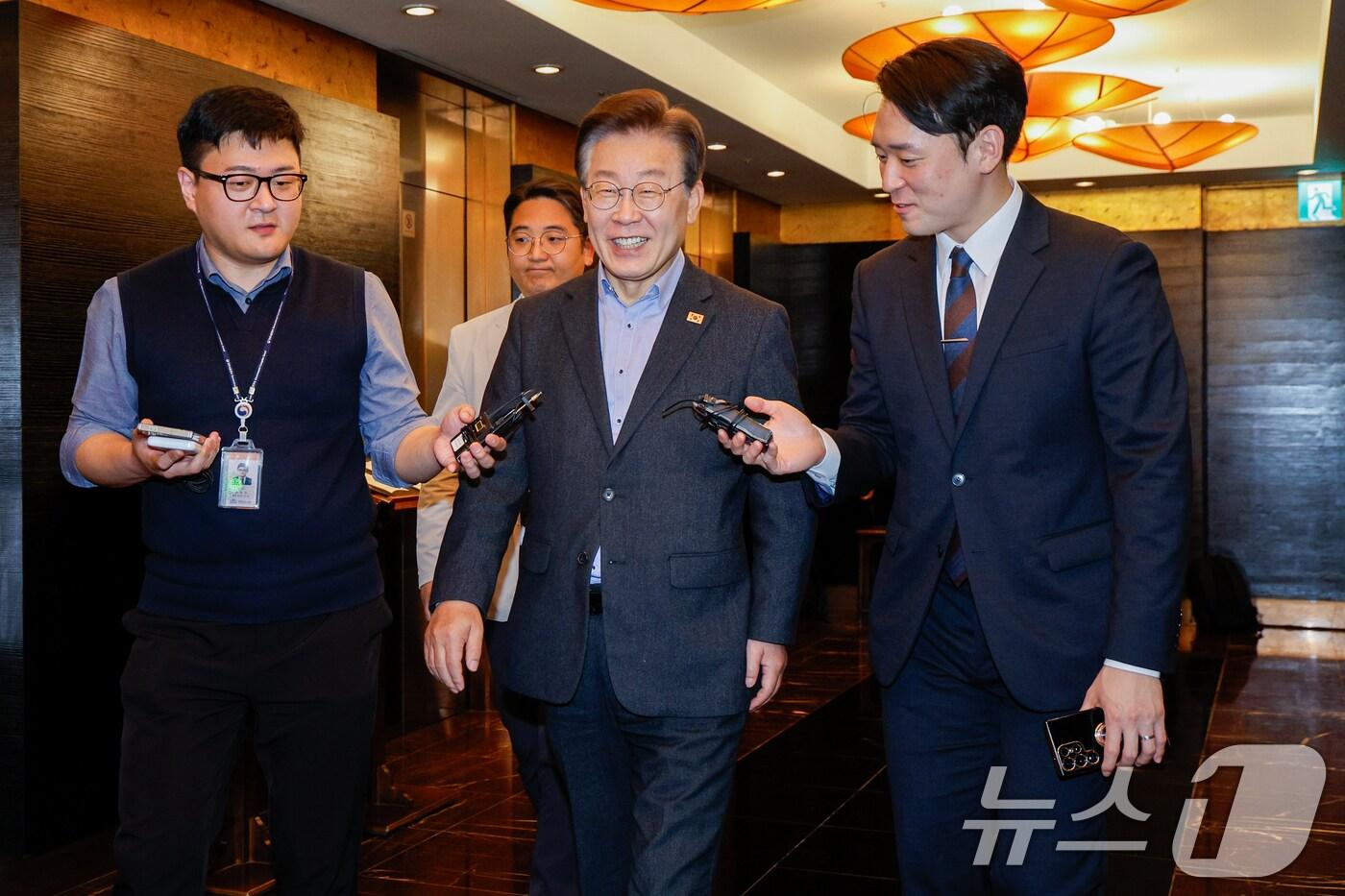 이재명 더불어민주당 대표가 3일 서울 여의도의 한 중식당에서 5선 의원들과의 오찬 간담회를 위해 이동하며 취재진 질문에 답하고 있다. 2024.6.3/뉴스1 ⓒ News1 안은나 기자