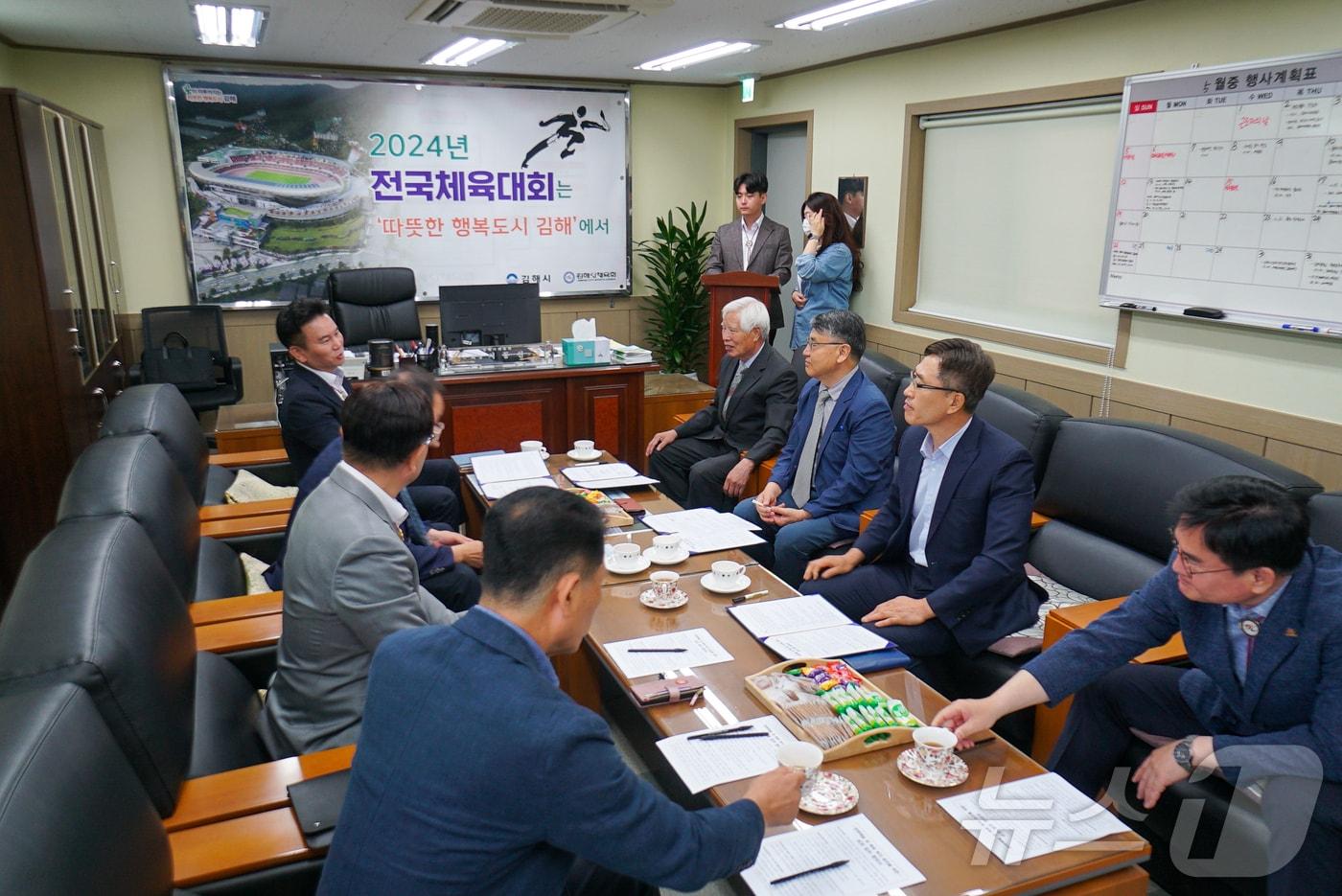  3일 오전 김해시청에서 문화·체육 분야 5개 기관장들이 업무협약을 체결하고 있다.&#40;김해시 제공&#41;