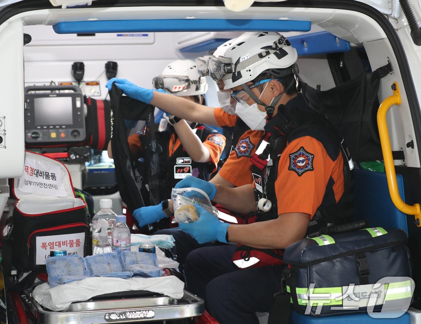 경기 수원시 권선구 수원남부소방서에서 구급대원들이 폭염 대비 물품을 점검하고 있다. 2024.6.3/뉴스1 ⓒ News1 김영운 기자