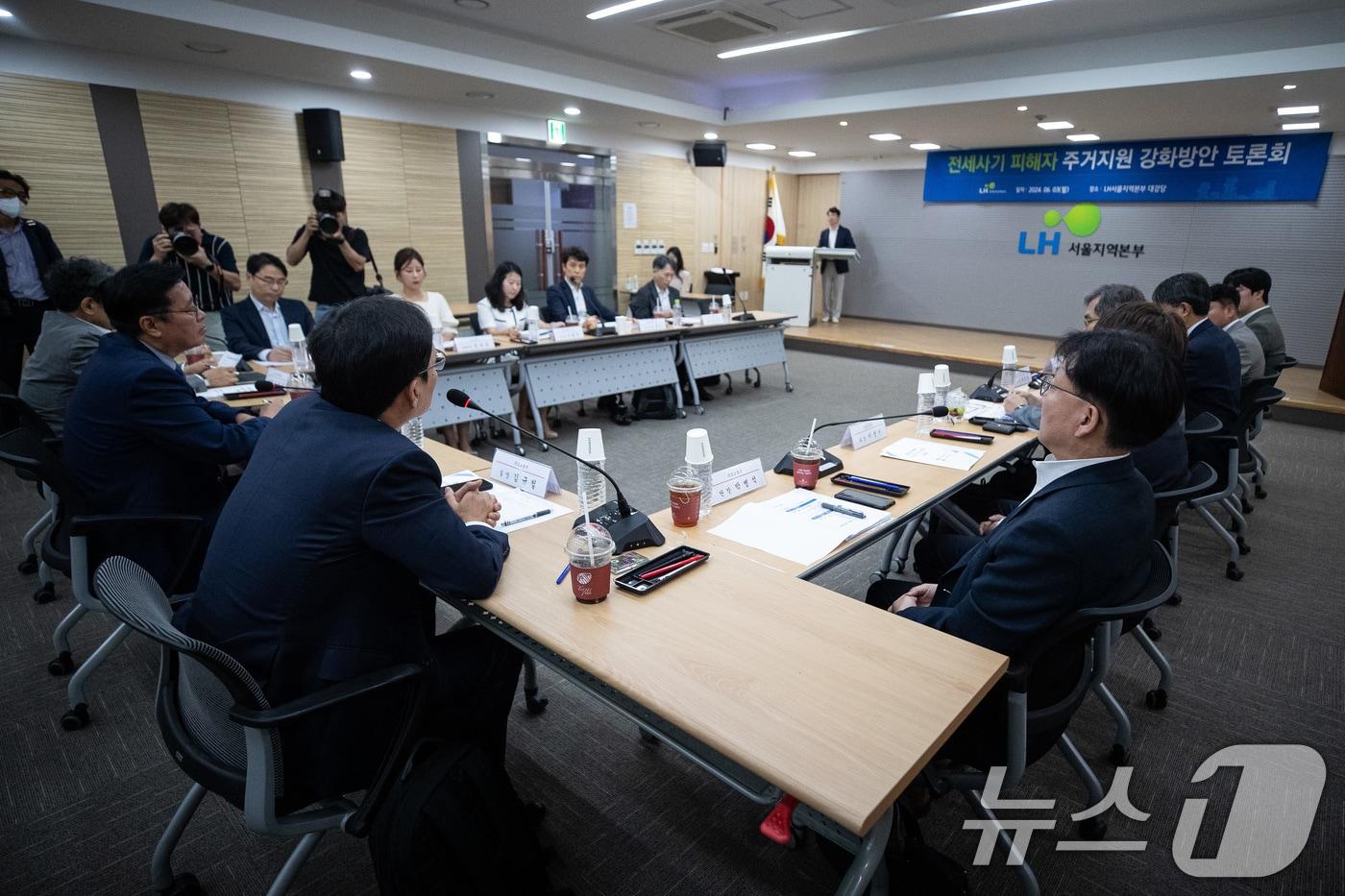 김규철 국토교통부 주택토지실장이 3일 서울 강남구 한국토지주택공사&#40;LH&#41; 서울지역본부에서 열린 전세사기 피해자 주거안정 지원 강화방안 토론회에서 인사말을 하고 있다. 2024.6.3/뉴스1 ⓒ News1 유승관 기자