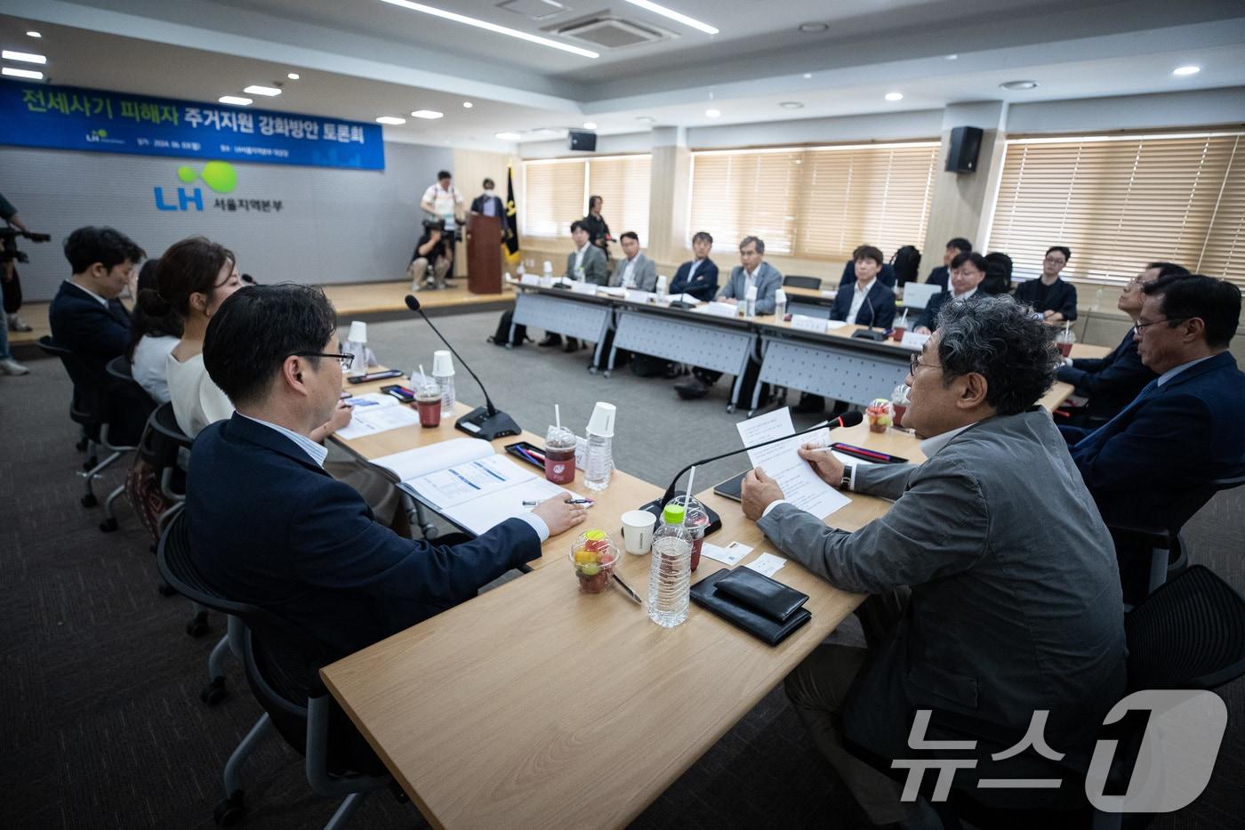 고병욱 한국토지주택공사&#40;LH&#41; 주거복지본부장이 3일 서울 강남구 한국토지주택공사 서울지역본부에서 열린 전세사기 피해자 주거안정 지원 강화방안 토론회에서 인사말을 하고 있다. 2024.6.3/뉴스1 ⓒ News1 유승관 기자