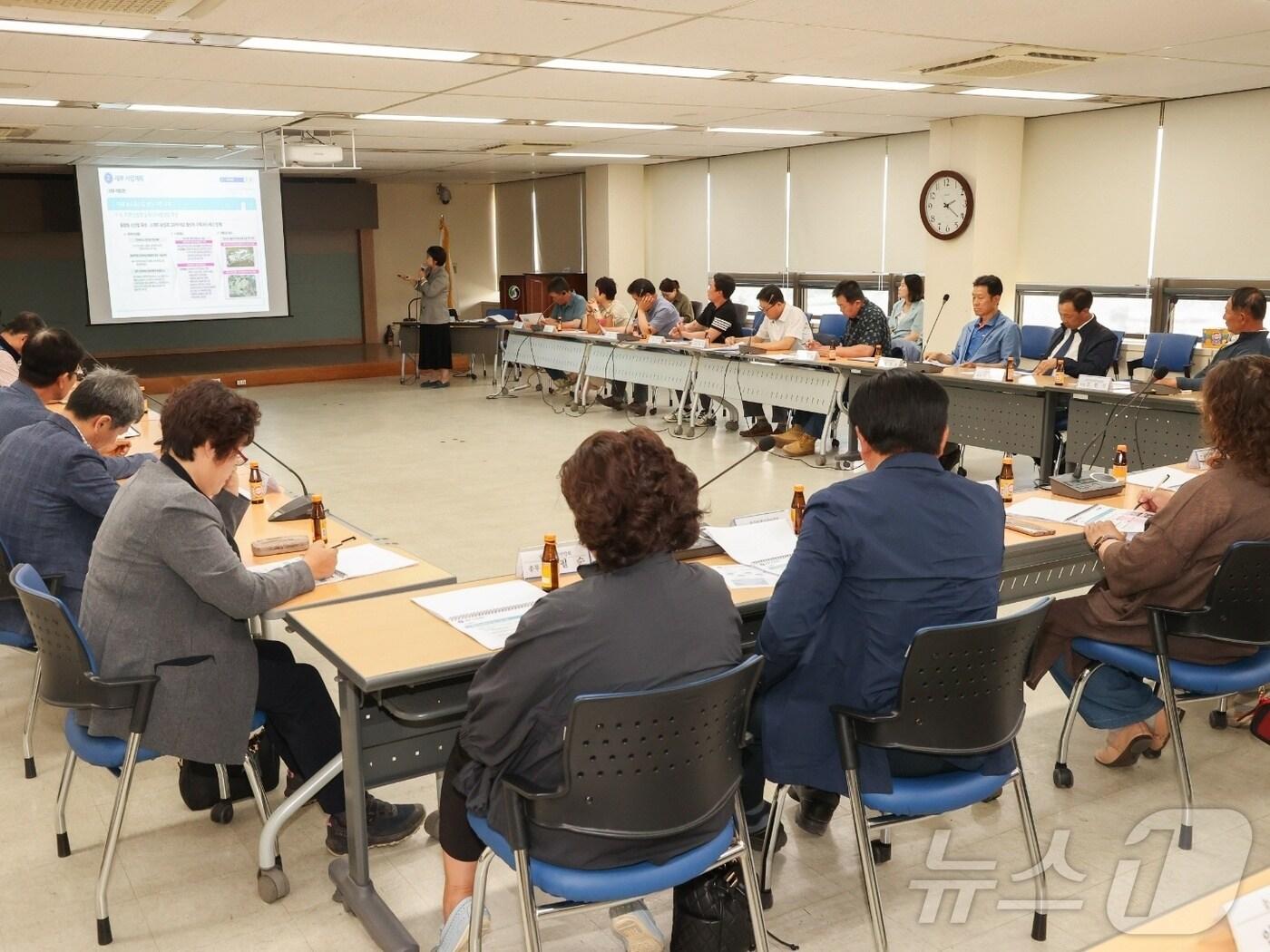  3일 충북 충주시가 변화에 대응하는 농업 기반 조성으로 미래 신성장 농업을 육성한다고 밝혔다. 사진은 발전계획 수립 용역 최종보고회.&#40;충주시 제공&#41;2024.6.3/뉴스1