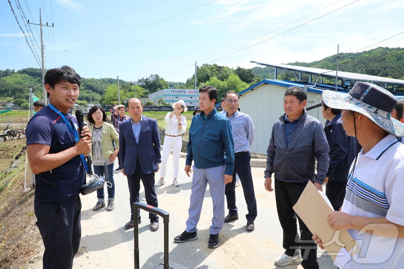 금산군농업기술센터가 개최한 벼 직파재배기술 현장 시연회.&#40;금산군 제공&#41; /뉴스1 