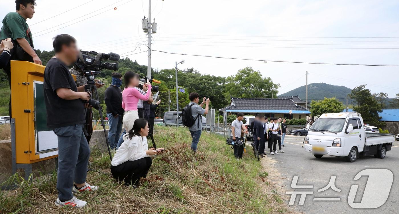 재심을 진행 중인 &#39;진도 저수지 아내 살인사건&#39;의 현장 검증이 3일 오후 2시 전남 진도군 의신면 송정저수지&#40;당시 명금저수지&#41;에서 열리고 있다. 2024.6.3/뉴스1 ⓒ News1 이수민 기자