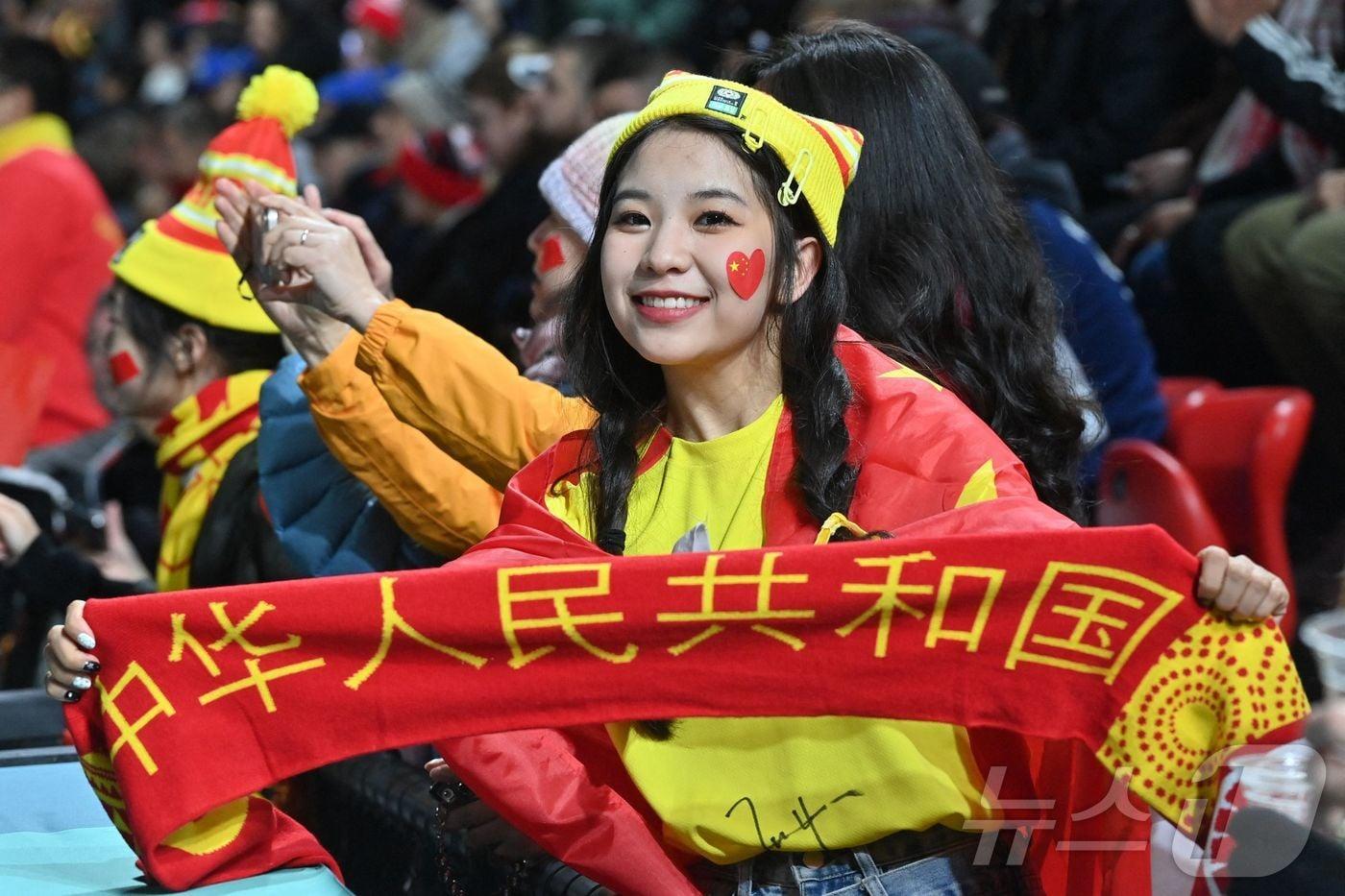 중국 축구를 응원하는 팬ⓒ AFP=뉴스1