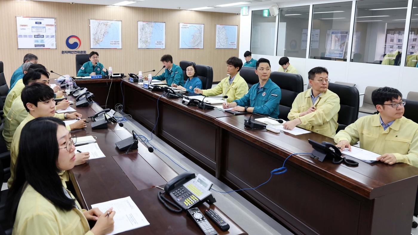 유국희 원자력안전위원회 위원장이 3일 서울 중구 원자력안전위원회 중앙방사능통제상황실에서 한국원자력안전기술원, 한국수력원자력 등과 영상회의를 개최했다. 원안위는 태풍, 집중호우 등 여름철 자연재해 대비 관리 현황을 점검했다.&#40;원자력안전위원회 제공&#41;