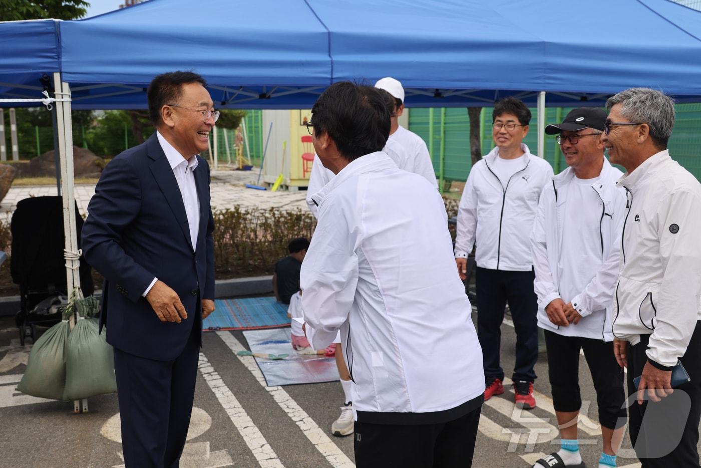 강원도민체전 선수단 격려하는 김진하 양양군수.&#40;양양군 제공&#41; 2024.6.3/뉴스1