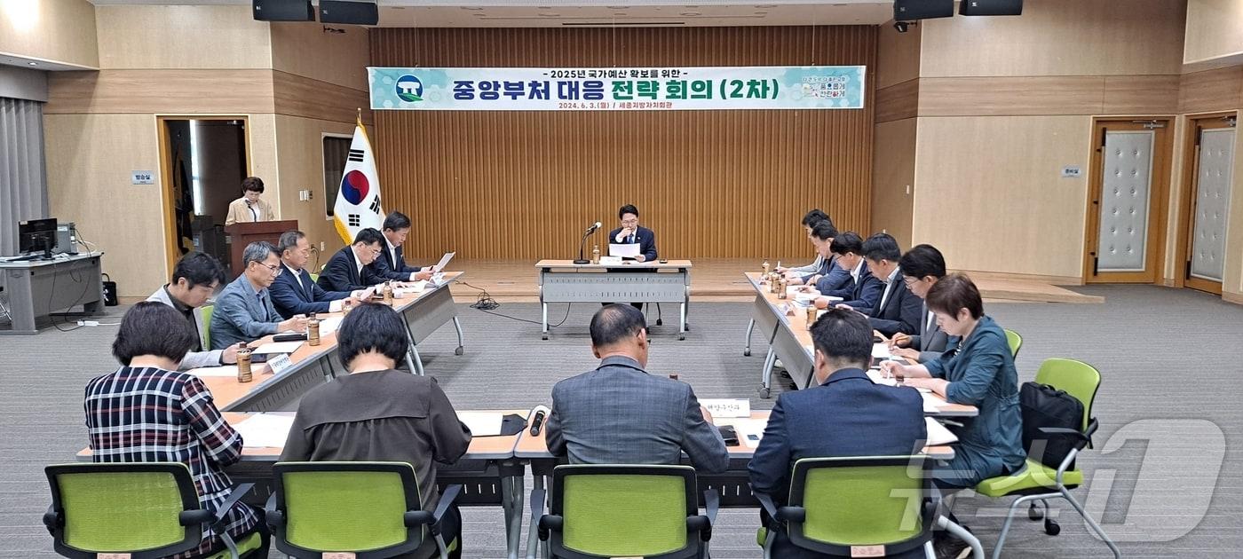 심덕섭 군수와 간부 공무원들은 3일 오후 정부세종청사를 방문해 중앙부처 고위공직자와 면담을 진행하고 세종지방자치회관에서 2차 전략회의를 개최했다.&#40;고창군 제공&#41;2024.6.3/뉴스1