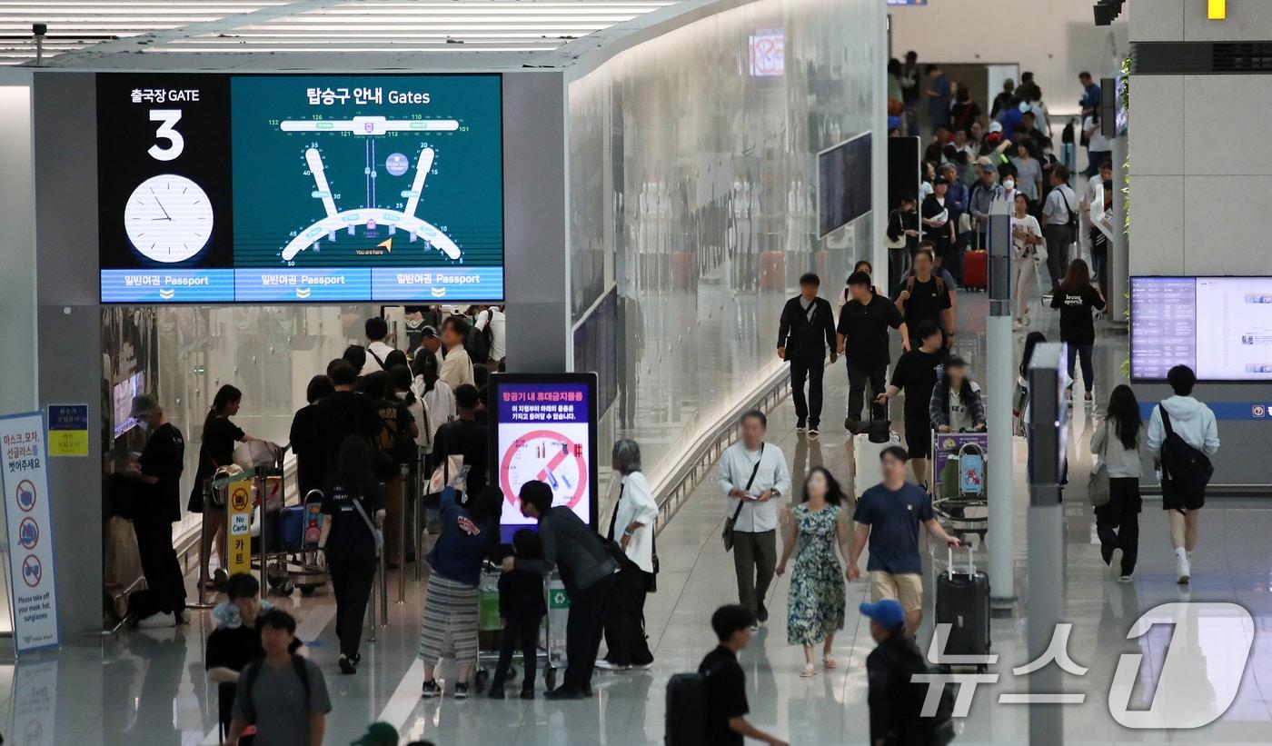 인천국제공항에서 공항 이용객들이 탑승을 위해 게이트로 향하고 있다. 2024.6.30/뉴스1 ⓒ News1 이승배 기자