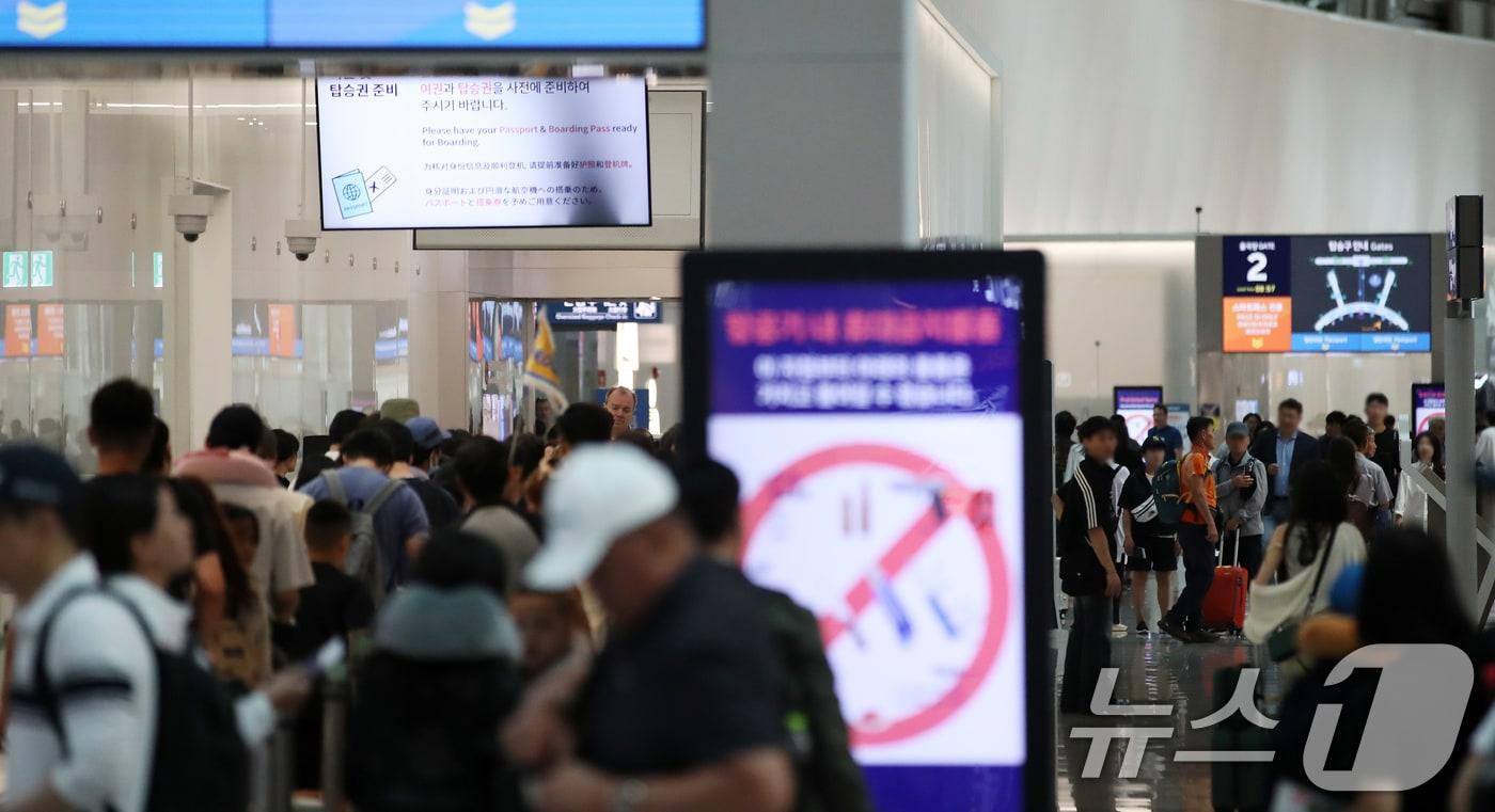 인천국제공항에서 이용객들이 발걸음을 옮기고 있다. 2024.6.30/뉴스1 ⓒ News1 이승배 기자