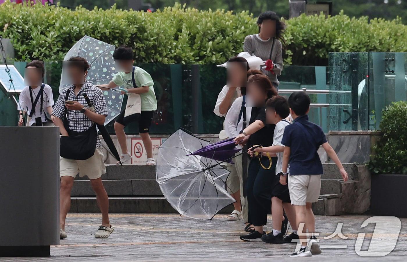 장마전선의 영향으로 전국이 흐린 가운데 30일 오전 서울 청계광장 일대에서 시민들이 비바람에 우산을 펼치고 있다. 2024.6.30/뉴스1 ⓒ News1 구윤성 기자