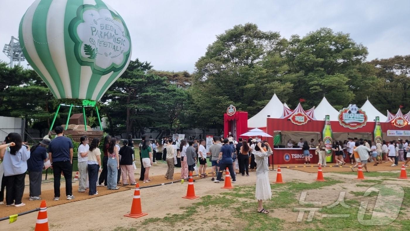 서울파크뮤직페스티벌. 칭따오 부스에서  ⓒ News1 이형진 기자