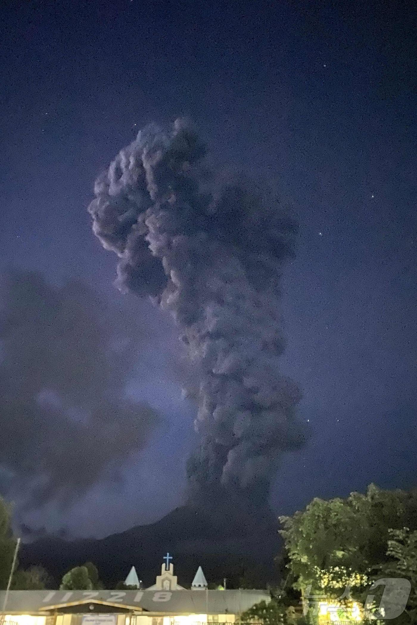 3일&#40;현지시간&#41; 필리핀 중부 네그로스섬의 라 카스텔라나에서 본 칸라온 화산이 폭발해 검은 화산재가 치솟고 있다. 2024.06.04 ⓒ AFP=뉴스1 ⓒ News1 우동명 기자