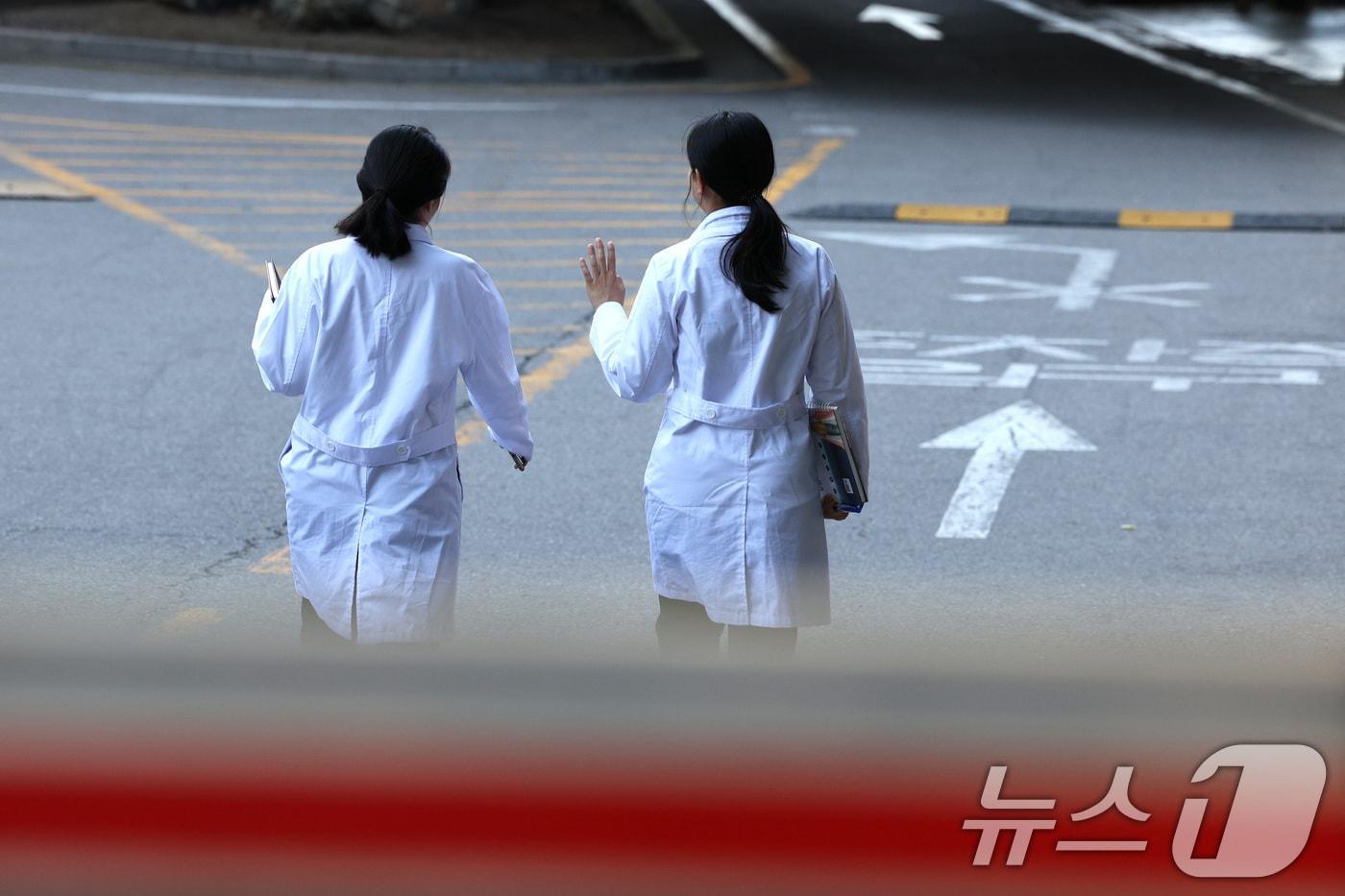 4일 서울의 한 대학병원에서 의료진이 이동하고 있다. 2024.6.4/뉴스1 ⓒ News1 신웅수 기자