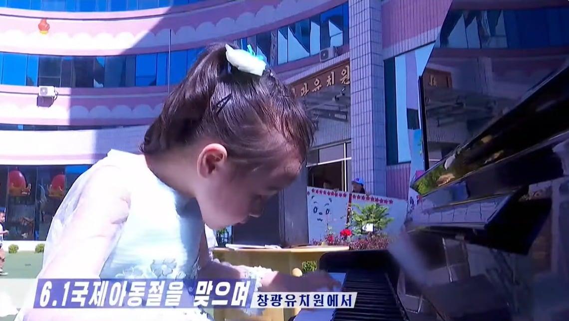  북한 평양의 창광유치원 어린이가 팔이 비치는 옷을 입고 있다. &#40;조선중앙TV 갈무리&#41;