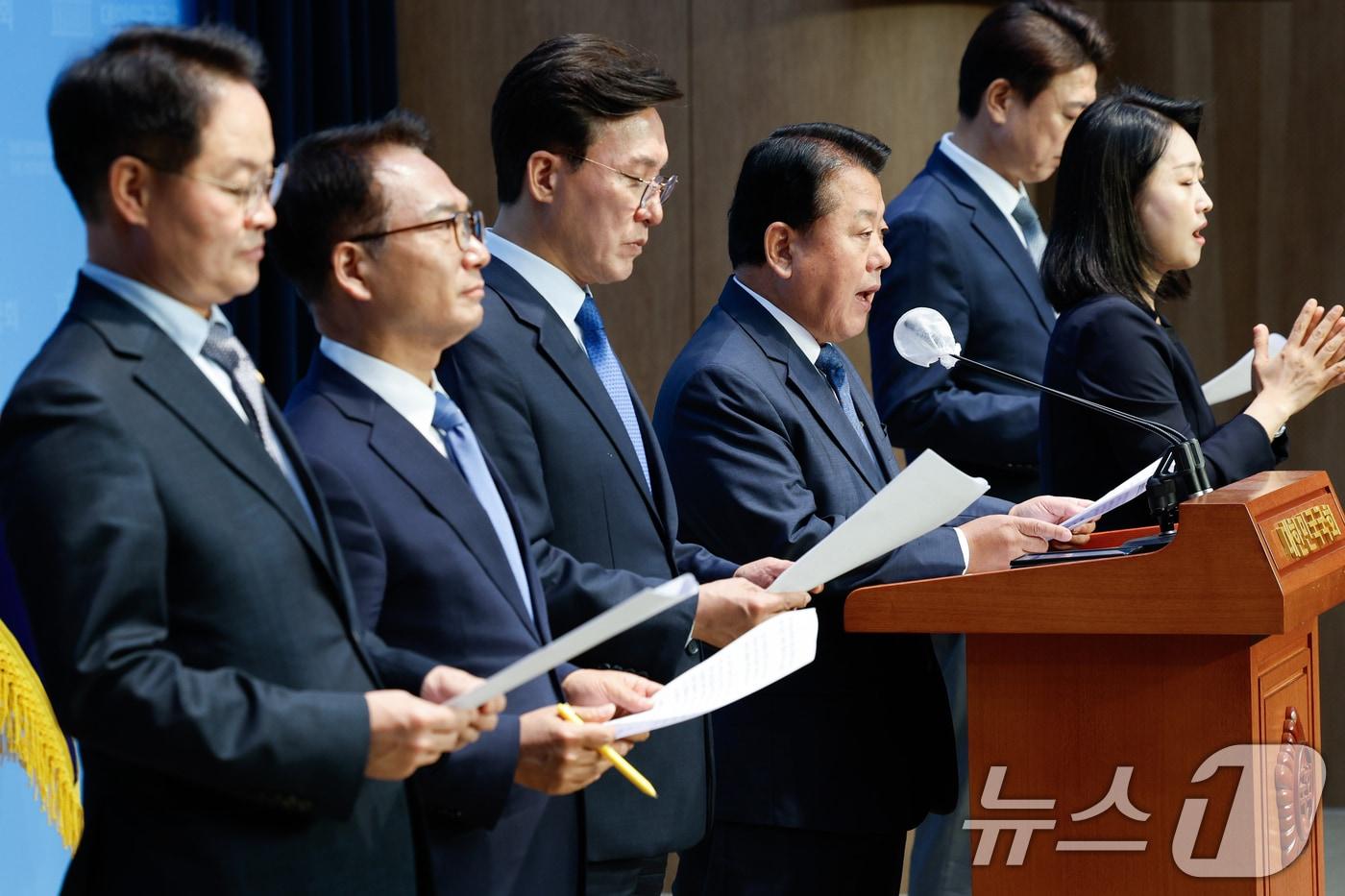 더불어민주당 국회 국방위원회 소속 허영&#40;왼쪽부터&#41;, 박선원, 김민석, 김병주, 부승찬 의원. 2024.6.4/뉴스1 ⓒ News1 안은나 기자