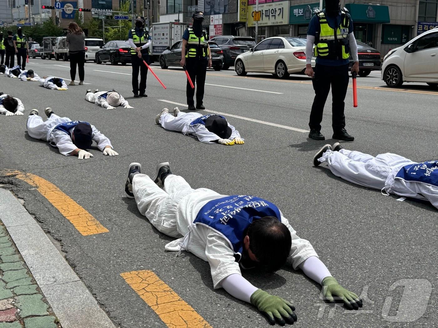 4일 울산장애인부모회는 울산문화예술회관 맞은편 도로에서 제도 개정을 촉구하는 오체투지를 진행했다. 2024.06.04ⓒ News1 김세은 기자