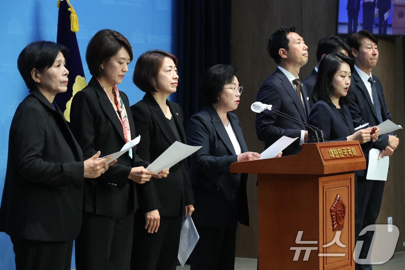 국회 과학기술정보방송통신위원회에  잠정 배정된 더불어민주당 의원들이 4일 오후 서울 여의도 국회 소통관에서 일본 라인 강탈 야욕 규탄 결의안 발의 기자회견을 하고 있다. 2024.6.4/뉴스1 ⓒ News1 이광호 기자