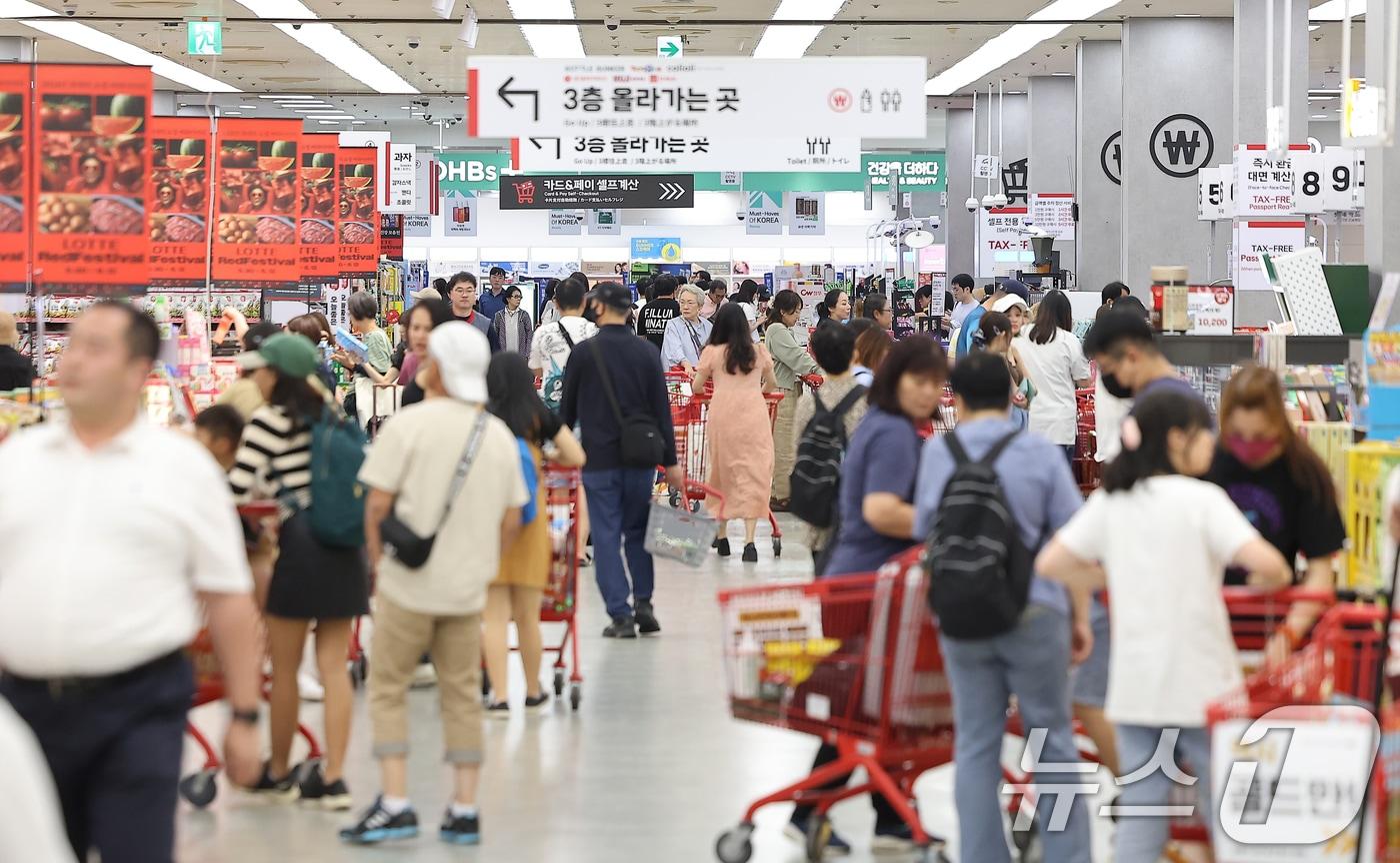 서울의 한 대형마트에서 장을 보는 시민들의 모습. 2024.6.4/뉴스1 ⓒ News1 김진환 기자