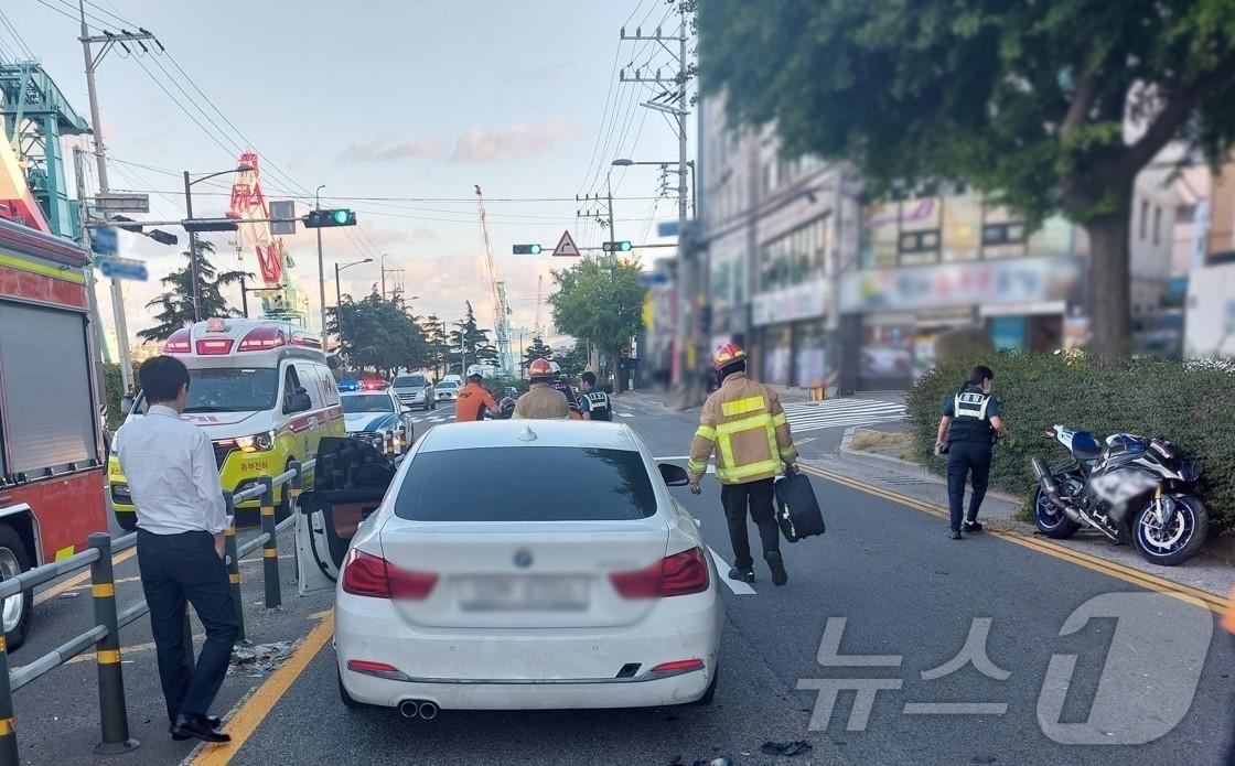 울산 동구 방어진 전하동 순환도로에서 발생한 오토바이 사고 현장 사진.&#40;울산경찰청제공&#41;