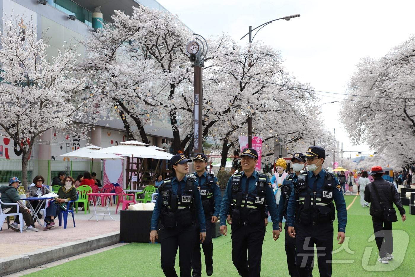 경북경찰청 기동순찰대가 4월 안동 벛꼭축제 현장을 순찰하고 있다&#40;경북경찰청 제공&#41;2024.6.4/뉴스1