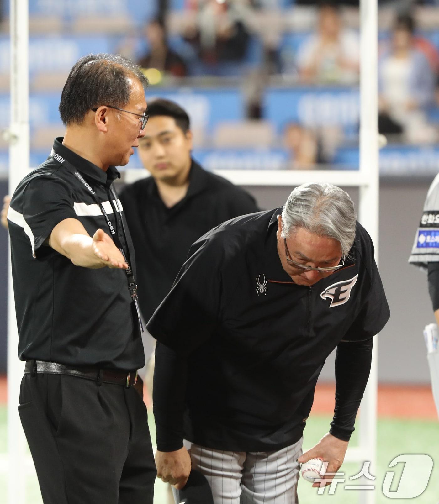 김경문 한화 이글스 신임 감독이 4일 오후 경기 수원시 장안구 KT위즈파크에서 열린 &#39;2024 신한 SOL 뱅크 KBO리그&#39; 한화 이글스와 KT 위즈의 경기 종료 후 관중들에게 인사하고 있다. 이날 경기는 8대2로 한화 이글스의 승리로 끝났다. 2024.6.4/뉴스1 ⓒ News1 김영운 기자