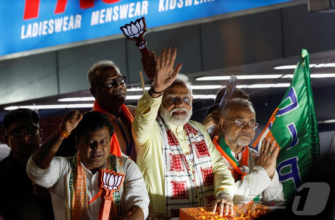 인도 콜카타에서 열린 로드쇼에서 나렌드라 모디 인도 총리가 지지자들을 향해 손을 흔들고 있다. 2024.05.28/ ⓒ 로이터=뉴스1 ⓒ News1 권진영 기자