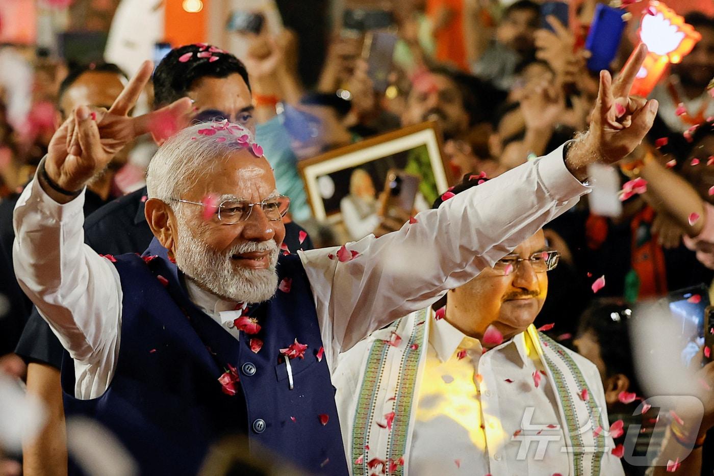 4일&#40;현지시간&#41; 인도 뉴델리에서 나렌드라 모디 인도 총리가 지지자들의 환호를 받으며 인도국민당&#40;BJP&#41; 본부로 향하고 있다. 2024.06.04/ ⓒ 로이터=뉴스1 ⓒ News1 권진영 기자