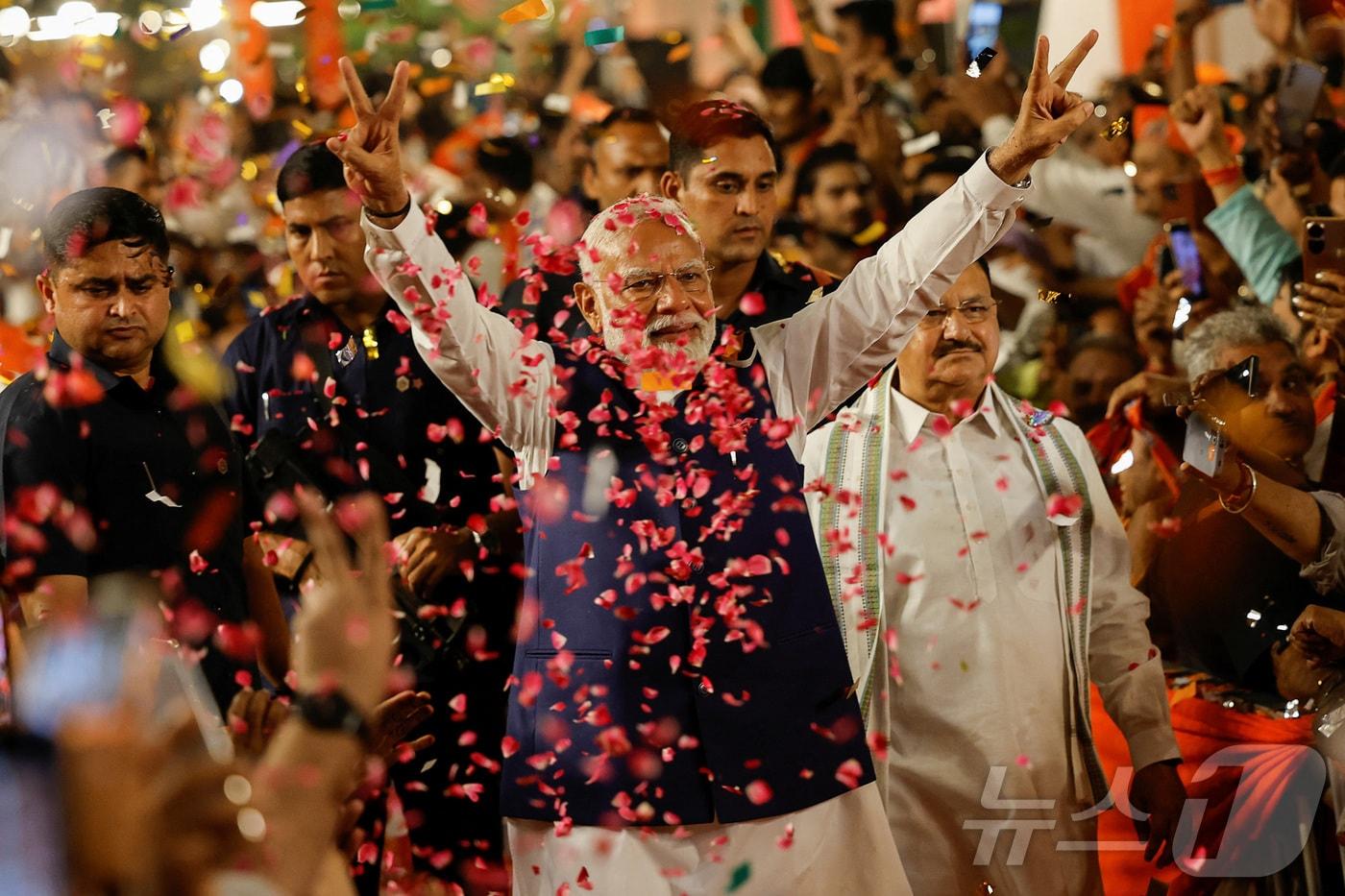 4일&#40;현지시간&#41; 인도 뉴델리에서 나렌드라 모디 인도 총리가 지지자들에게 양 손으로 V자를 그리며 화답하고 있다. 2024.06.04/ ⓒ 로이터=뉴스1 ⓒ News1 권진영 기자