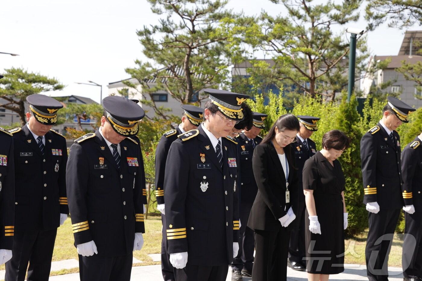 제69회 현충일을 맞아 김철문 경북경찰청장과 지휘부, 직장협의회, 공무원노조 경찰청지부, 주무관노조 대표 등이 함께 추모공원을 찾아 참배하고 있다&#40;경북경찰청 제공&#41;2024.6.5/뉴스1