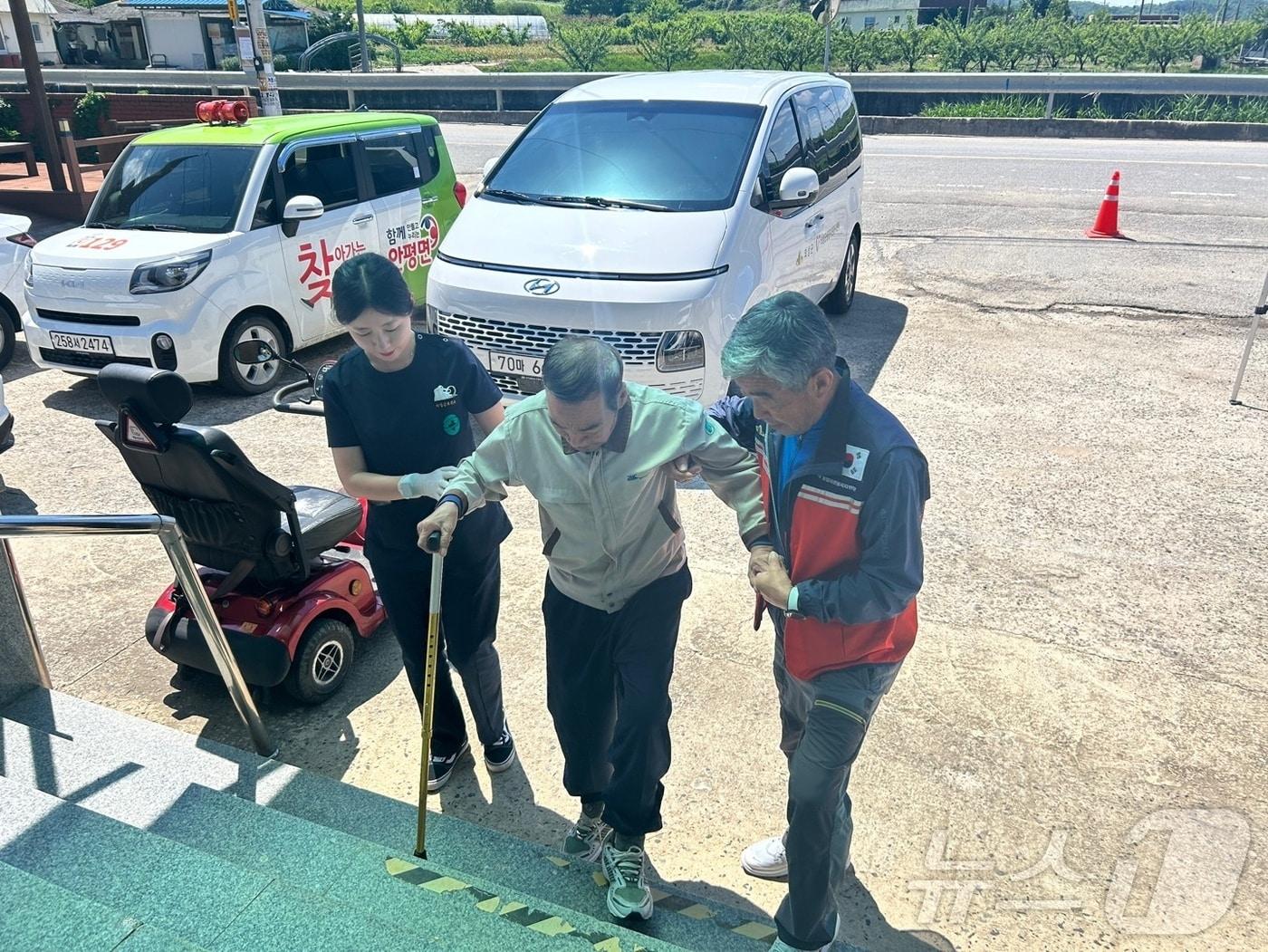 의성군 &#39;찾아가는 통합 이동 진료&#39;팀이 거동이 불편한 어르신을 검진하고 부축하고 있다&#40;의성군 제공&#41;2024.6.5/뉴스1