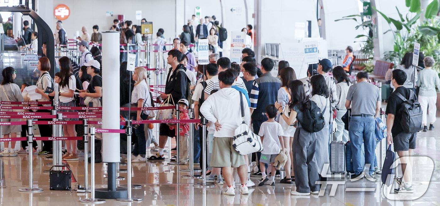 현충일 징검다리 연휴를 하루 앞둔 5일 서울 강서구 김포국제공항 국내선 출국장이 여행객들로 붐비고 있다. 2024.6.5/뉴스1 ⓒ News1 민경석 기자